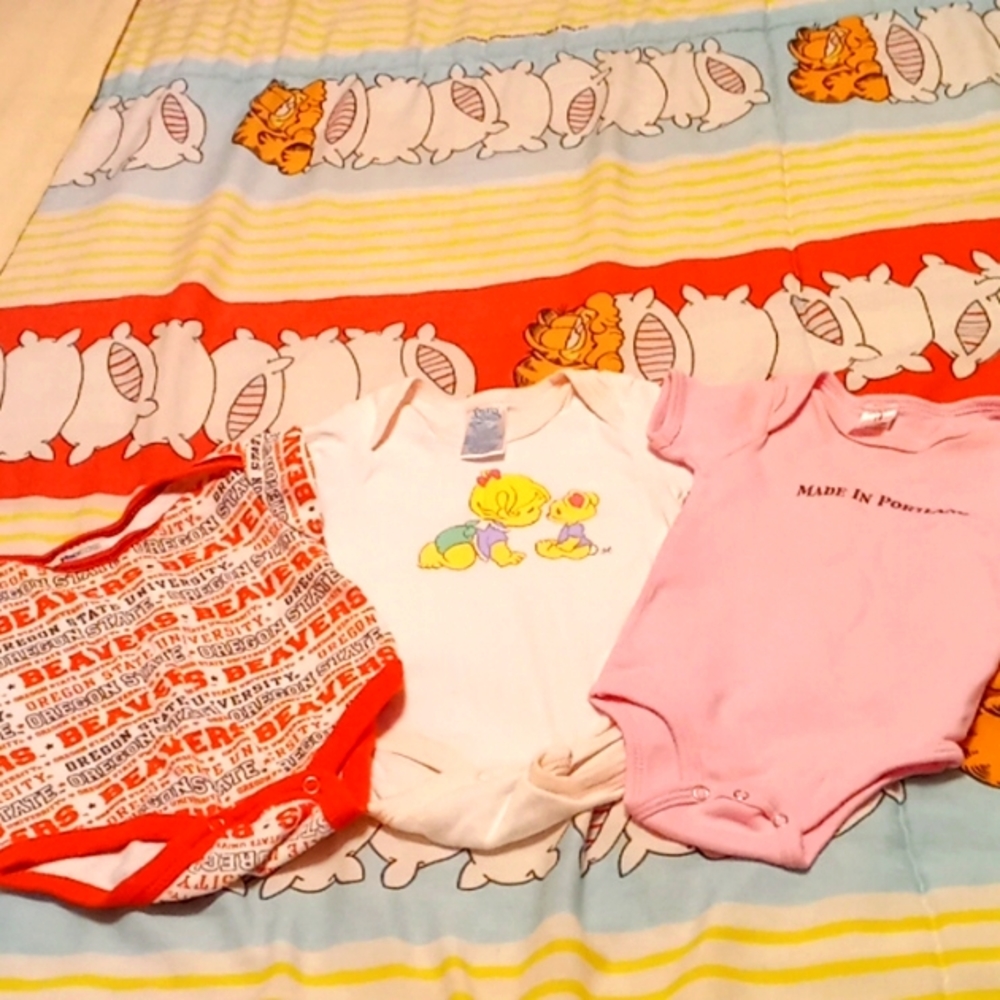 Bundle of 3 Super Cute, Infant 👶 Onesies, Size Newborn(0)💕